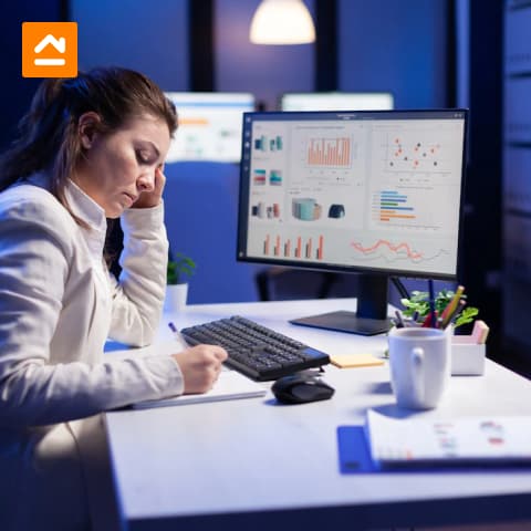 persona-trabajando-escritorio-mediano