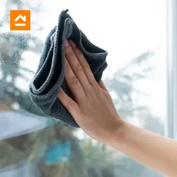 remover-polvo-de-vidrio-con-paño